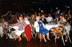 00475 Prints: World War Two - Second World War - 50th Anniversary VE Day Celebrations at the Mayfair in