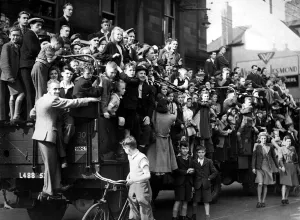 00364 Prints: World War two victory parade - Geordie sightseers crowd aboard lorries to get a good view
