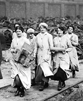 Images Dated 5th September 2018: World War One WWI Munition factory workers - Women walking to work in the manufacture