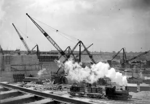 00039 Prints: At wotk on the new graving dock at Southampton May 1932 Alf 236