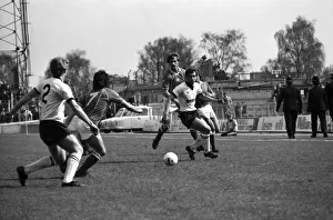 00220 Prints: Wrexham 0 v. Barnsley 0. April 1982 MF06-34-040 Local Caption Division 2 Football