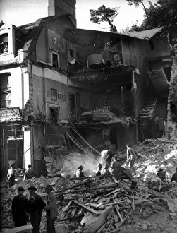 00204 Prints: WW2 bomb damage to building in Yarmouth, Norfolk, East Anglia during the second World War