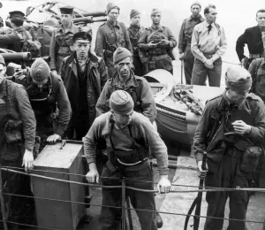 World Prints: WW2 British troops disembark after returning from the biggest ever Combined Operations