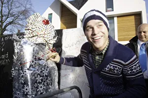 00333 Prints: X factor contestant Olly Murs greets a fan outside the finalists house