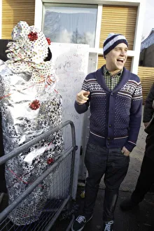 00333 Prints: X factor contestant Olly Murs greets a fan outside the finalists house