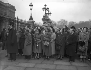 Y2K Death of King George VI Crowds gather at the gates of Buckingham Palace