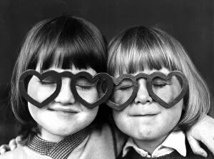 Images Dated 12th February 1976: Four year old Sheldon Neal (right) and Terry Green, wearing love heart shaped glasses at