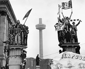 01127 Prints: Young fans of Liverpool FC gather in the city centre to welcome their heroes home