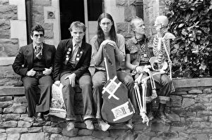 Students Collection: The Young Ones during filming in Bristol. Starring Christopher Ryan as Mike